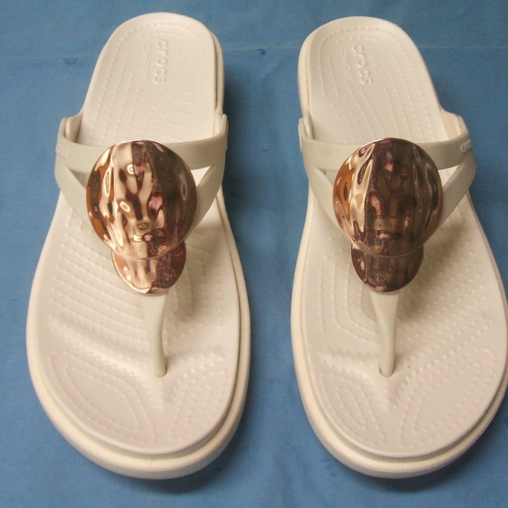 CROC Medallion thong sandals SZ 7